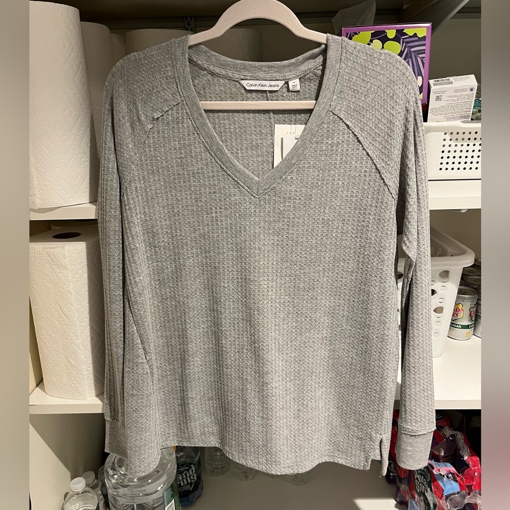 Long sleeve pretty gray Calvin Klein textured vneck knit top NWT size M
